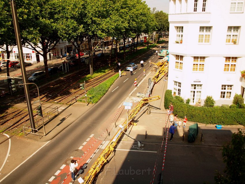 Baukran umgestuerzt Koeln Suelz Suelzguertel P037.JPG